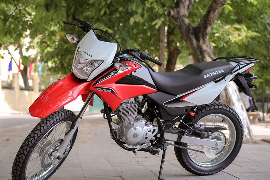 Mẫu  xe môtô Honda XR150 L được xem là phiên bản "cào cào" cỡ nhỏ đa địa hình, dành cho đi phố hoặc offroad đi phượt. Xe được ưa chuộng tại Việt Nam bởi thiết kế đẹp mắt, và đạt những tiêu chuẩn cần thiết cho nhu cầu đi phượt như: gọn nhẹ, linh động, dung tích xylanh vừa đủ, mức tiêu hao nhiên liệu tiết kiệm và đặc biệt là giá rẻ.